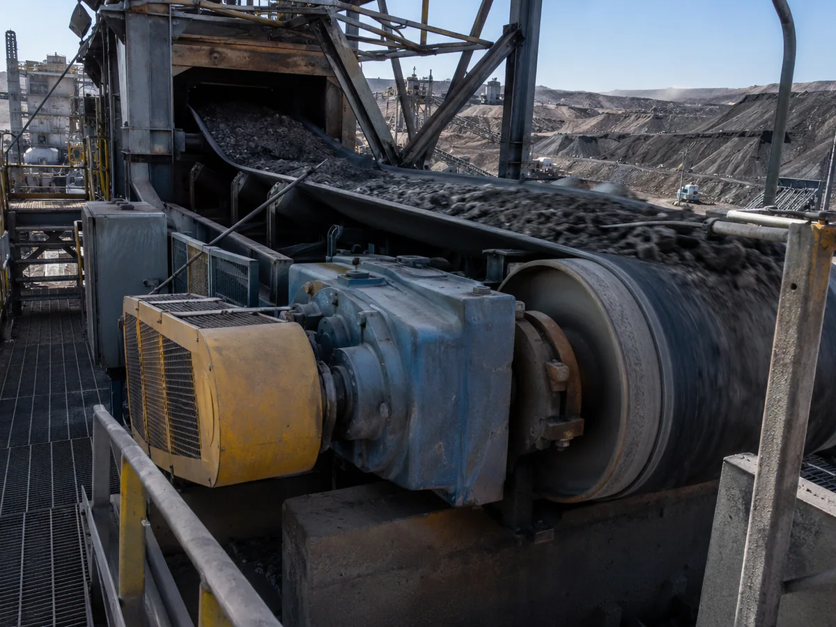 Drive pulley installed in a bulk-material conveyor station