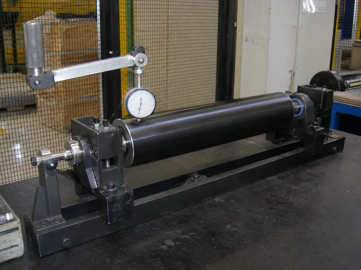 Conveyor roller on a rotational-resistance checking bench