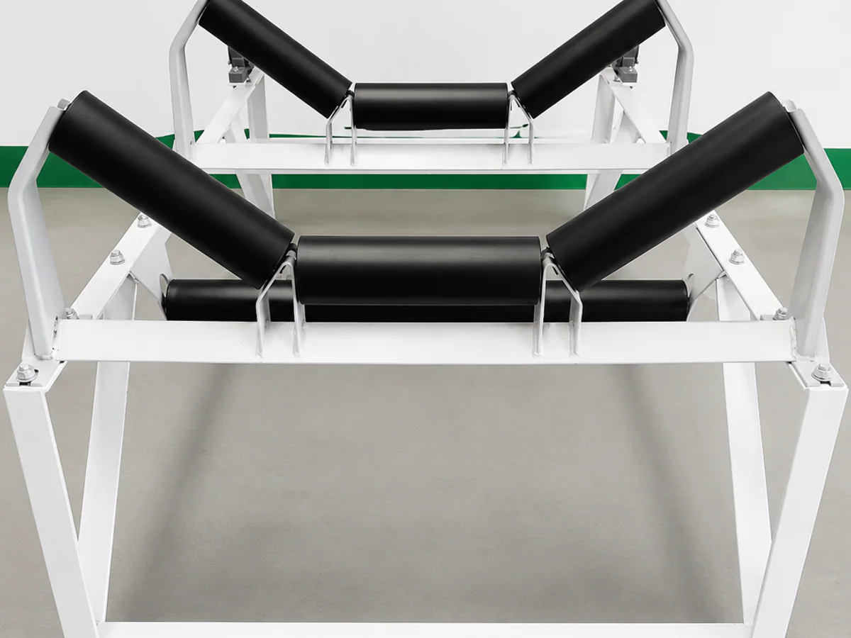 Troughing conveyor idler set with three belt-support rollers