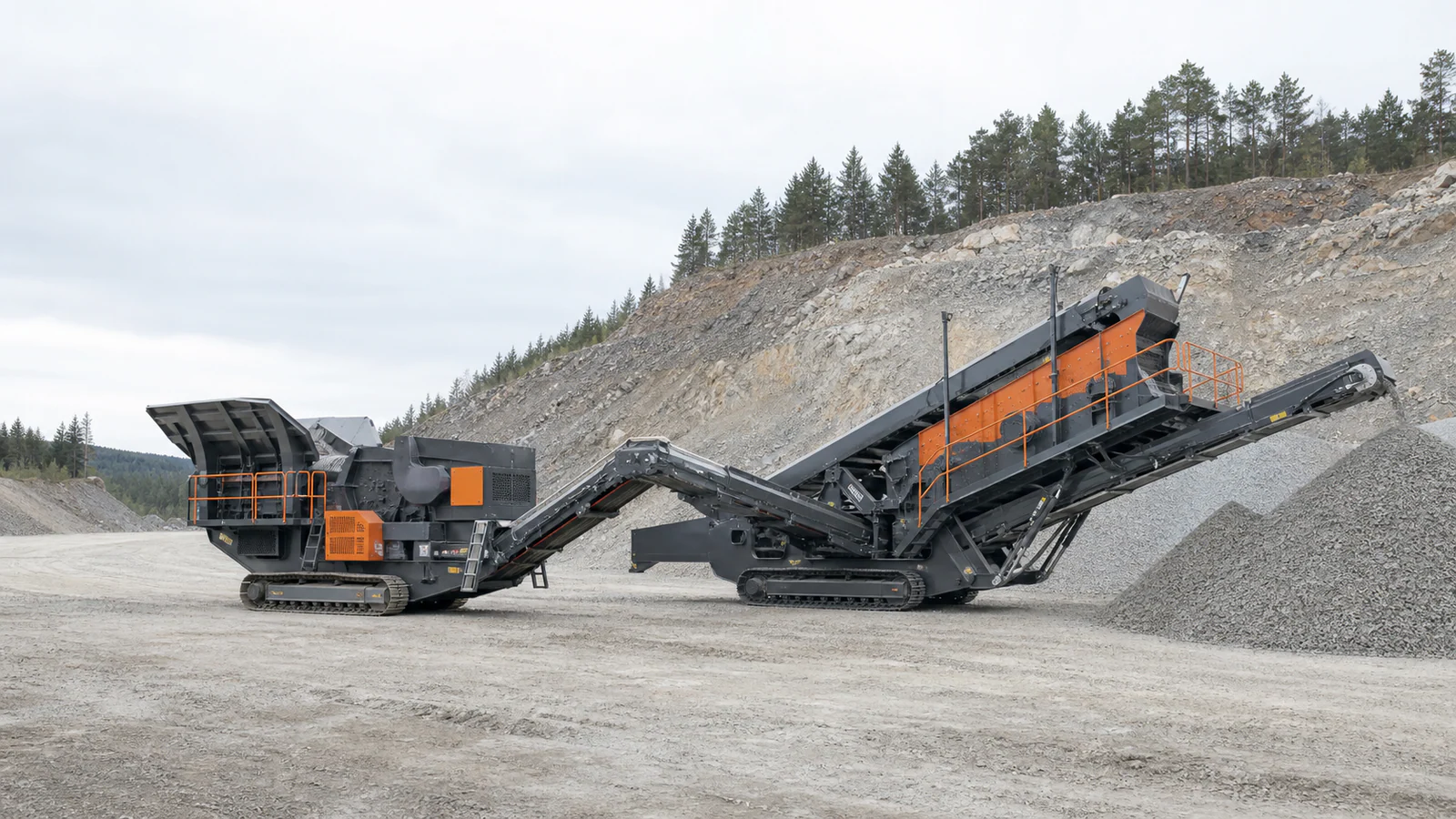 Tracked crusher and screening plant arranged as an integrated project equipment route