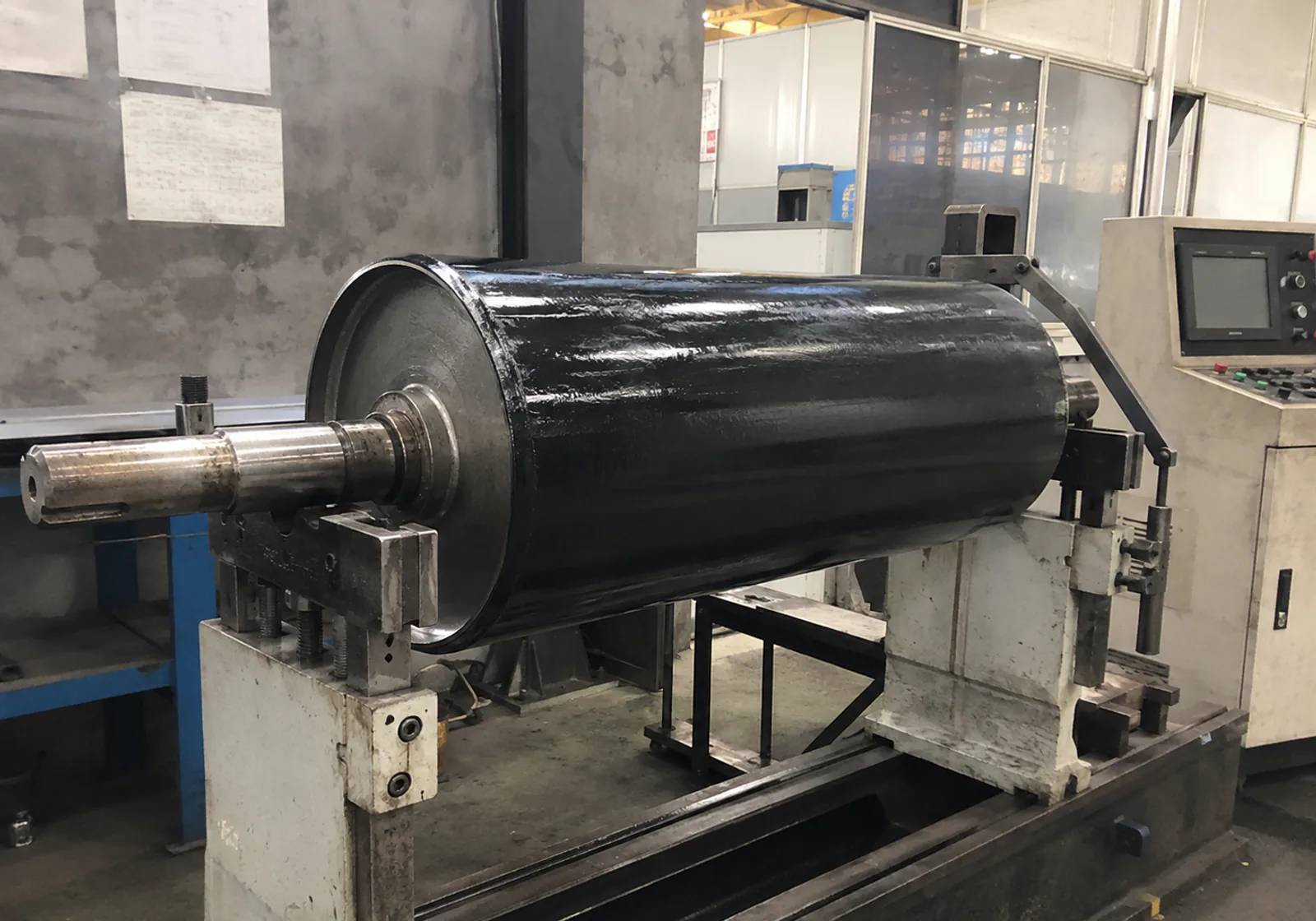 Conveyor pulley mounted on a dynamic balancing test machine