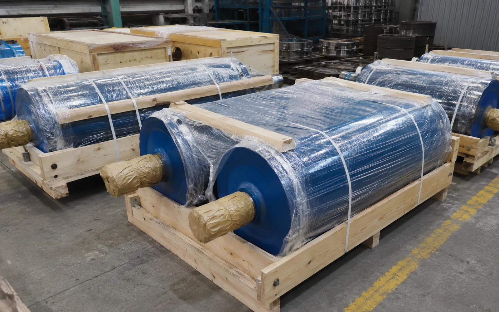 Conveyor pulleys protected in wooden export packing supports